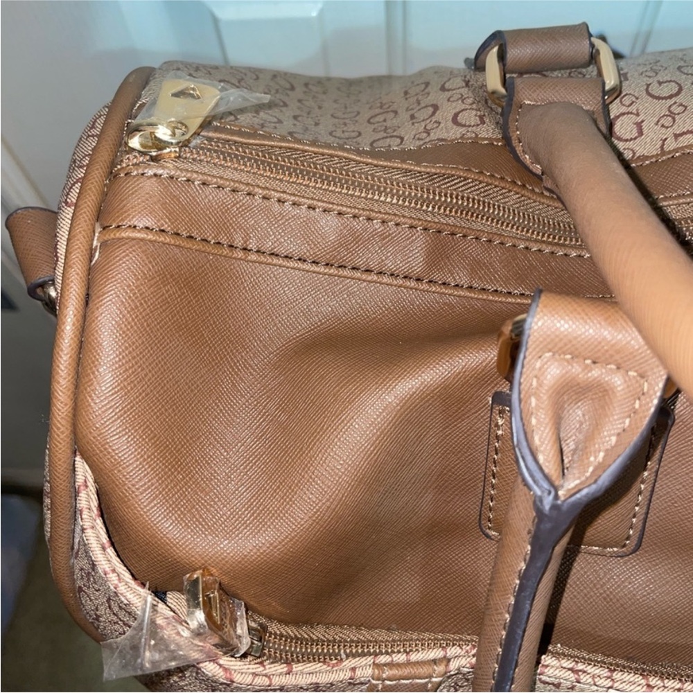 GUESS Tan & Brown Duffel Bag. New - Picture 4 of 8
